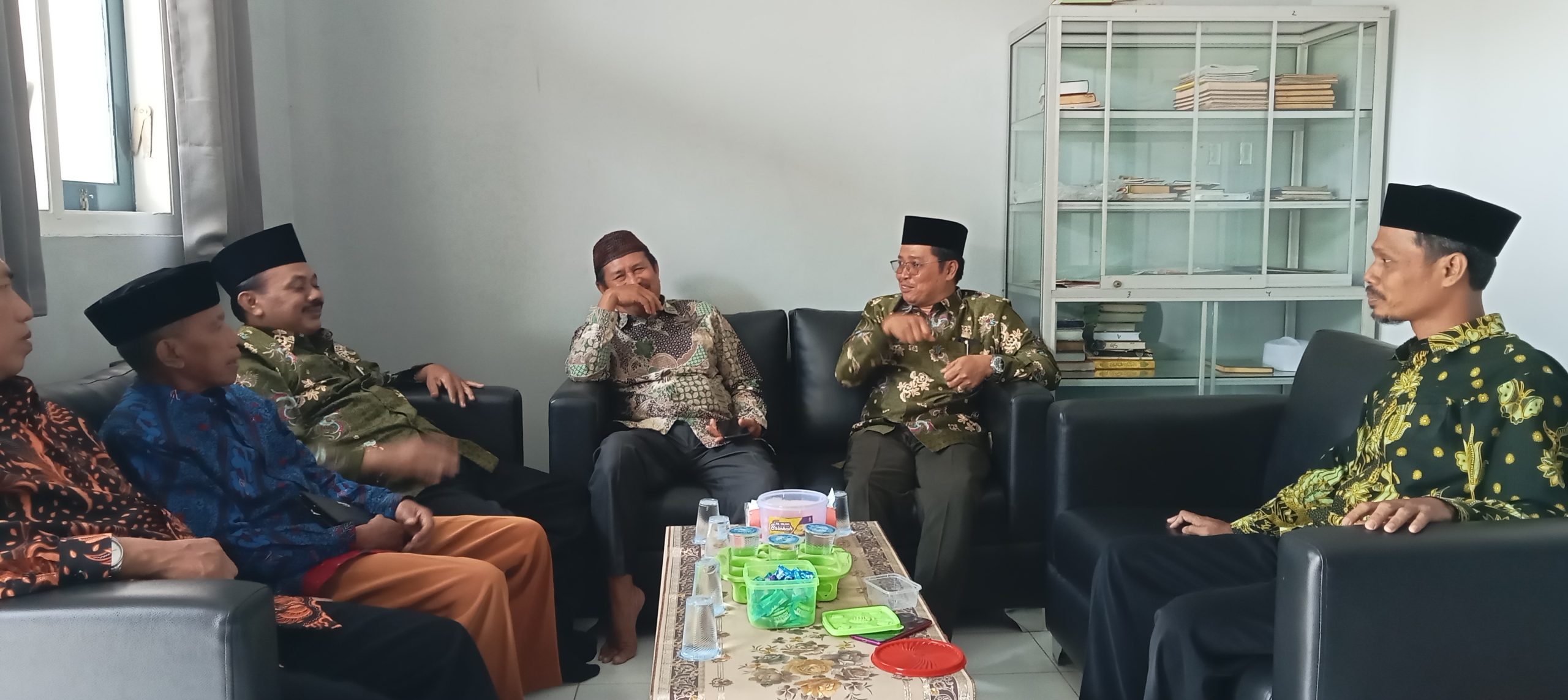 Ketua Komite KH. Ahmad Khanif dan Anggota Kunjungi Asrama Ma’had MTsN 1 Lumajang untuk Tingkatkan Mutu Pendidikan