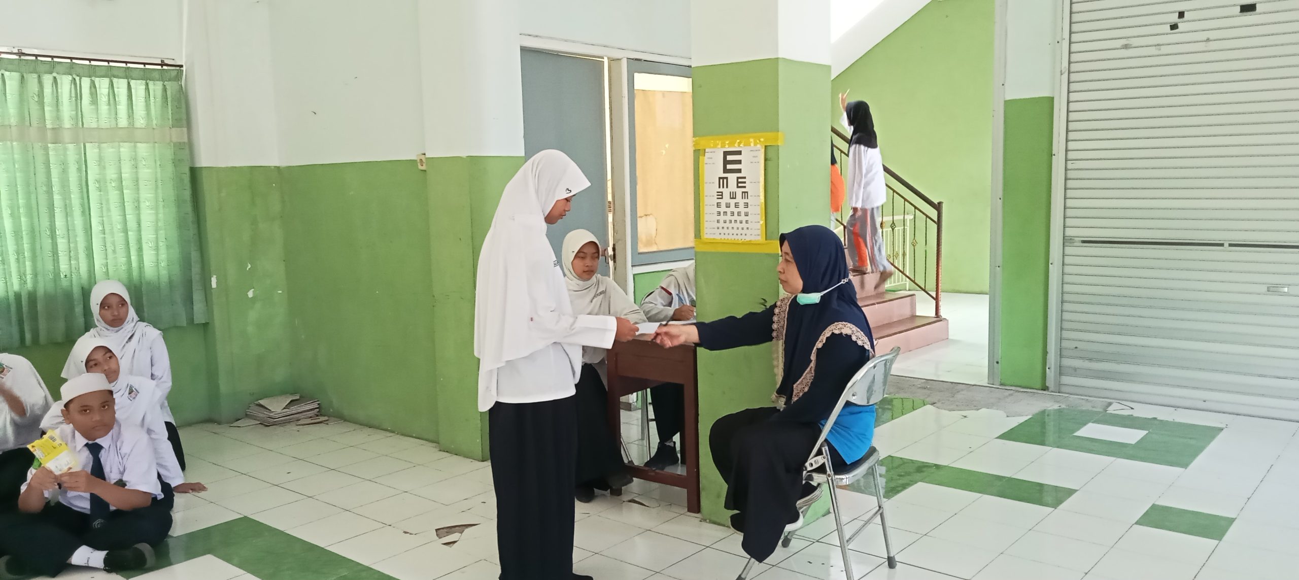 MTsN 1 Lumajang dan Puskesmas Rogotrunan Lumajang Kolaborasi dalam Pelaksanaan Screening Kesehatan Siswa Kelas 7