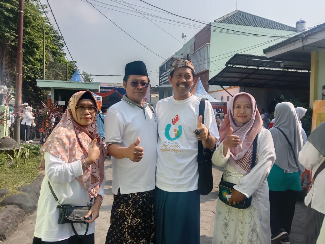 Pelaksanaan Jalan Sehat Sarungan Ala Santri Meriahkan Peringatan Hari Santri Nasional 2023 di Lumajang ﻿