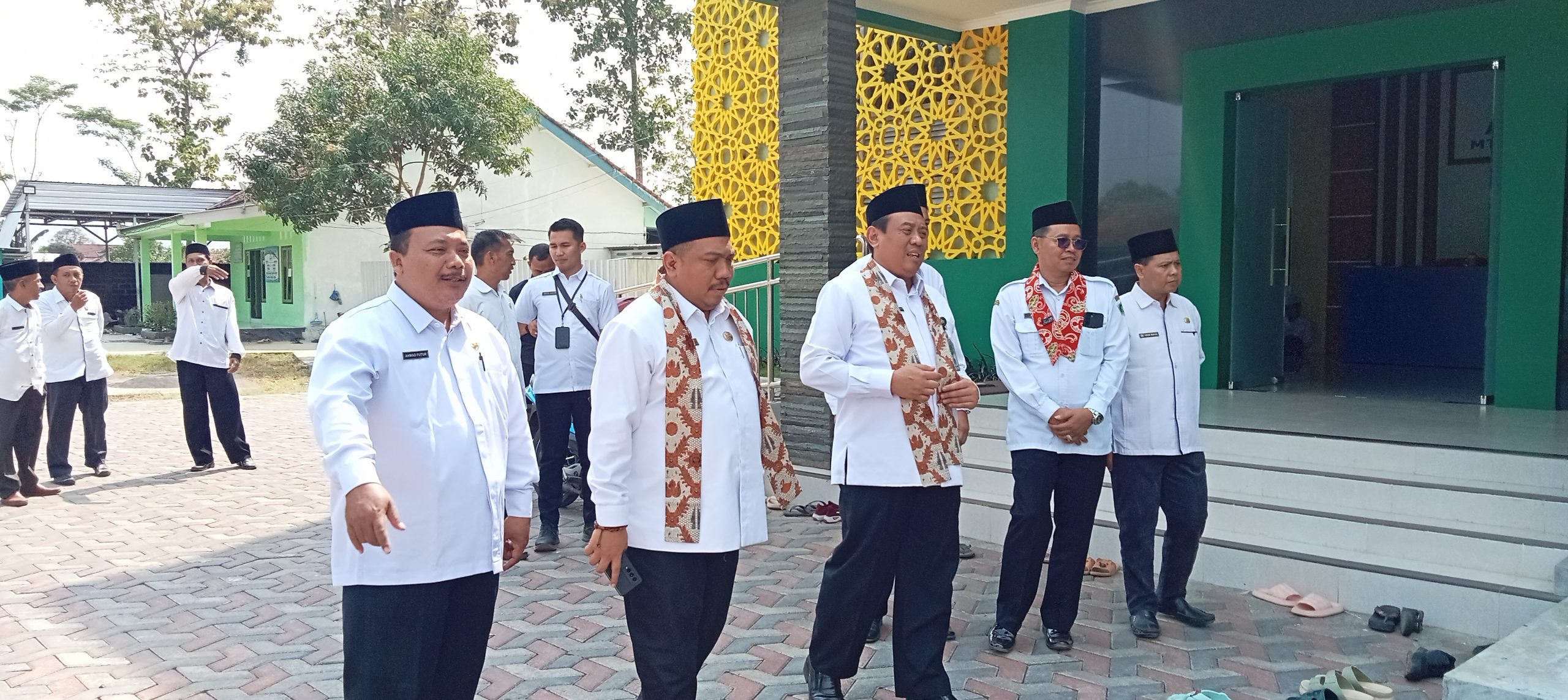 Kepala Kantor Wilayah Kementerian Agama Provinsi Jawa Timur Rasa Nostalgia di Ma’had Alhikmah MTsN 1 Lumajang ﻿