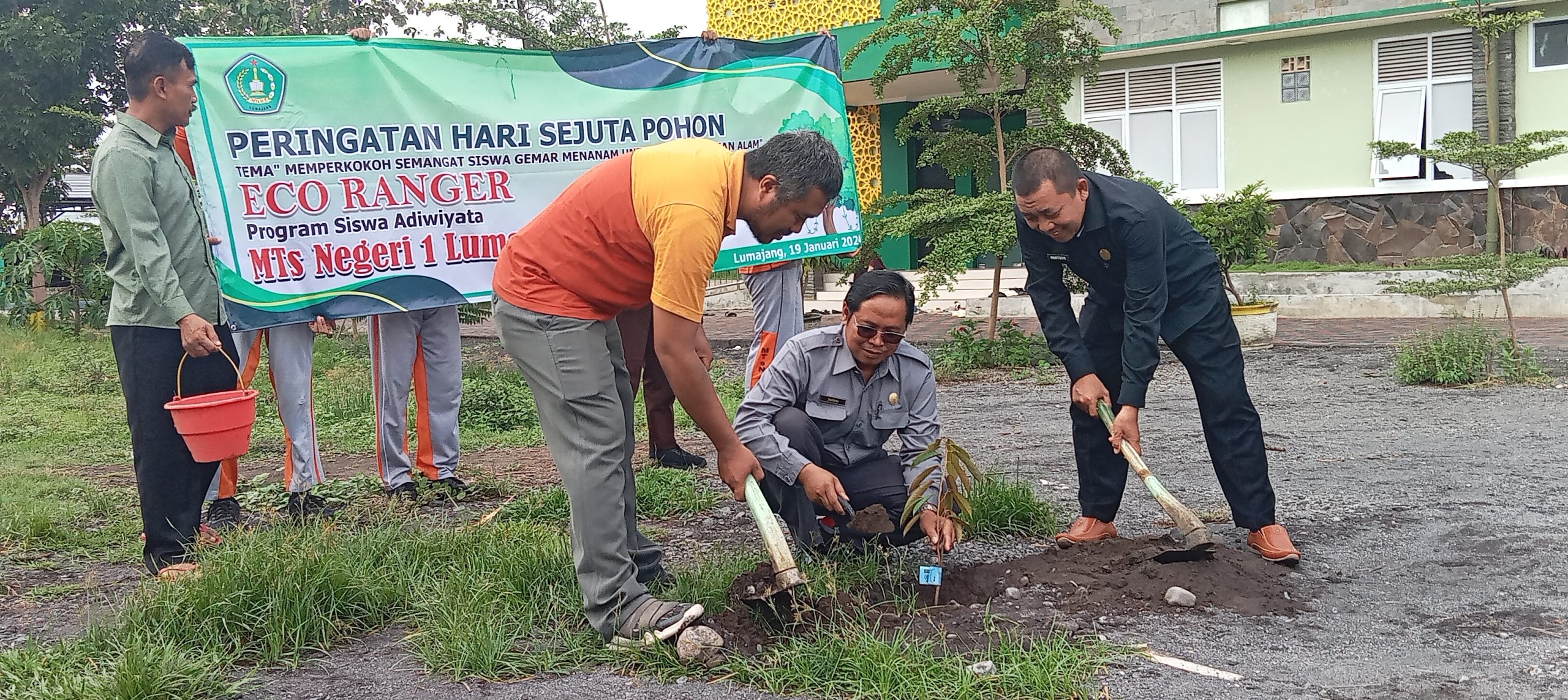 Eco Ranger MTsN 1 Lumajang Gelar Aksi Penanaman Pohon Massal dalam Peringatan Hari Sejuta Pohon