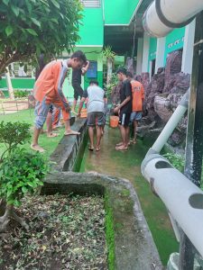 Eco Ranger Adiwiyata MTsN 1 Lumajang Lakukan Aksi Perawatan Lingkungan Madrasah