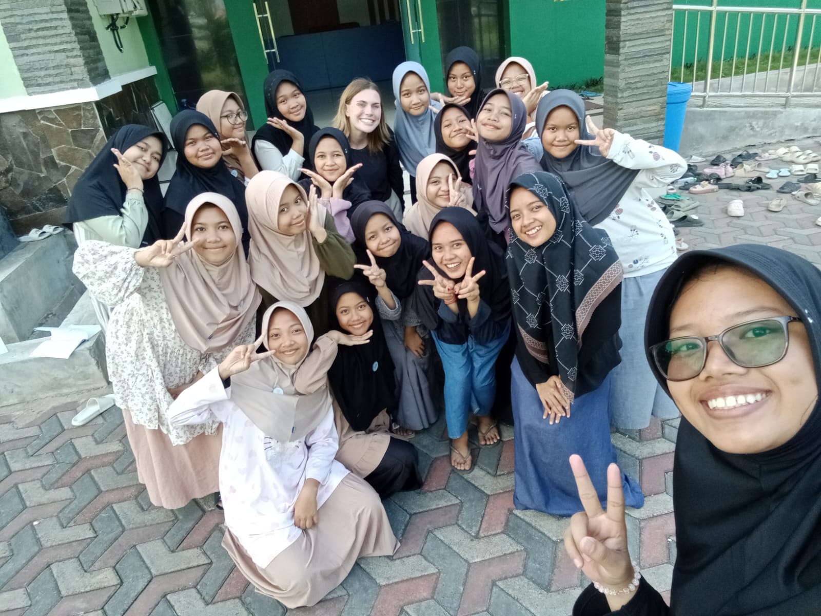 Ma’had Al Hikmah Students Initiate River Cleanup Post-Flood