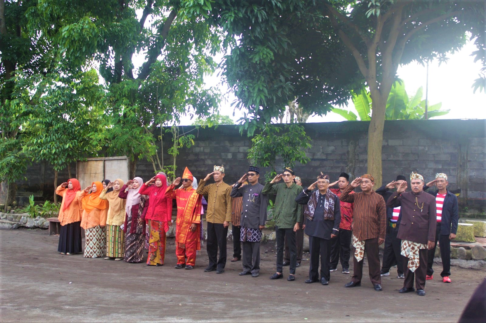 Semarak Kebinekaan Memperingati Hari Guru Nasional: Ustadz/ustadzah MTsN 1 Lumajang Berkebaya dan Berbusana Adat Menjadi Petugas Upacara