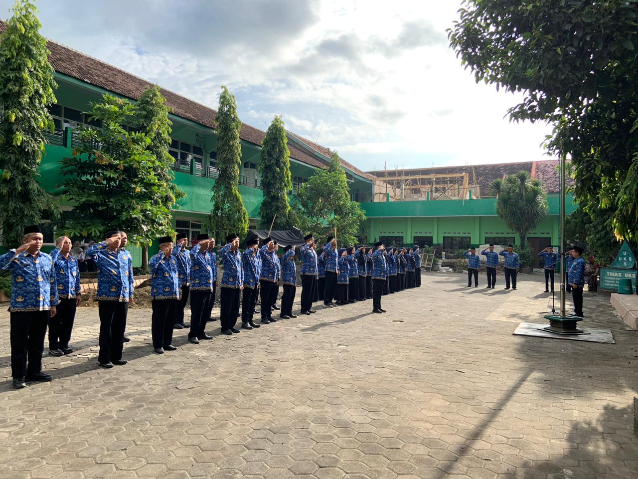 MTsN 1 Lumajang Gelar Upacara Peringatan Hari KORPRI ke-54 dengan Khidmat