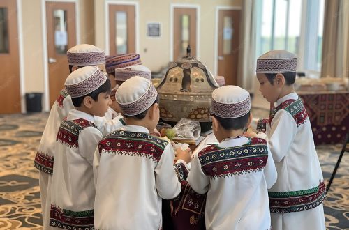 eid-aladha-image-with-children-wearing-traditional-clothing_1196044-9964